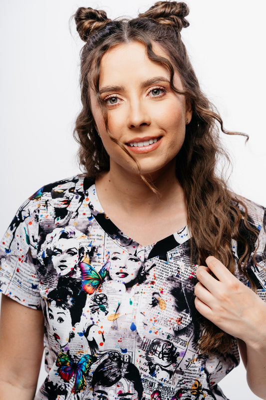 T-SHIRT COLORFUL V-NECK Newspaper